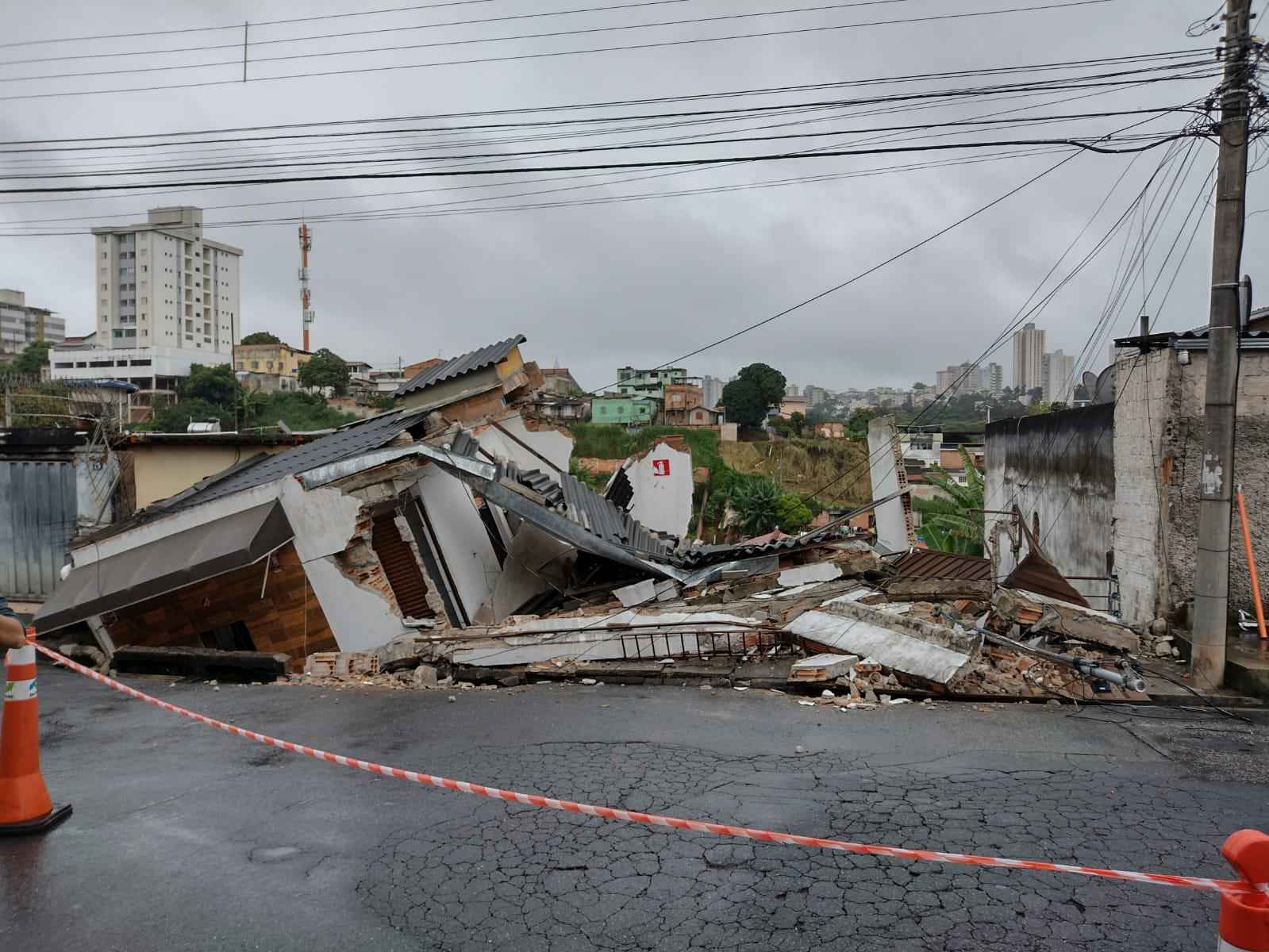 Casa desmorona com moradora dentro - Edésio Ferreira/EM/D.A Press