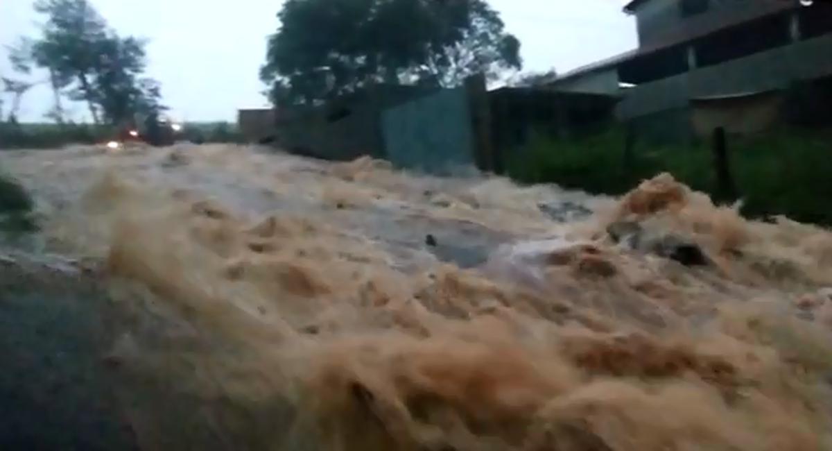 Chuva transforma rua em 'cachoeira', em Soledade de Minas; veja vídeo - O Popular.net/divulgação