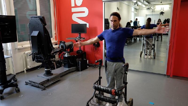 Homem com pernas paralisadas consegue andar graças a implante - BBC
