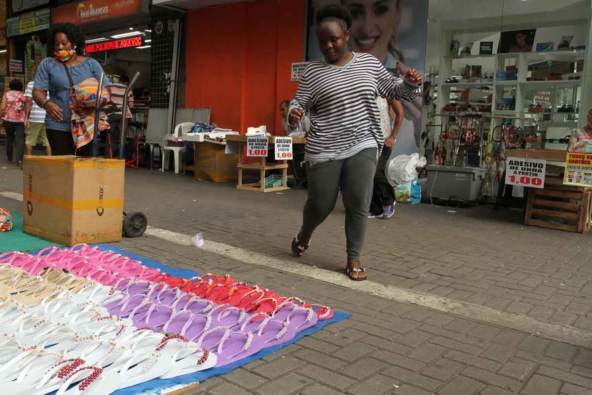 Mesmo qualificados, imigrantes africanos que vivem em BH trabalham na rua - Edésio Ferreira/EM/D.A Press