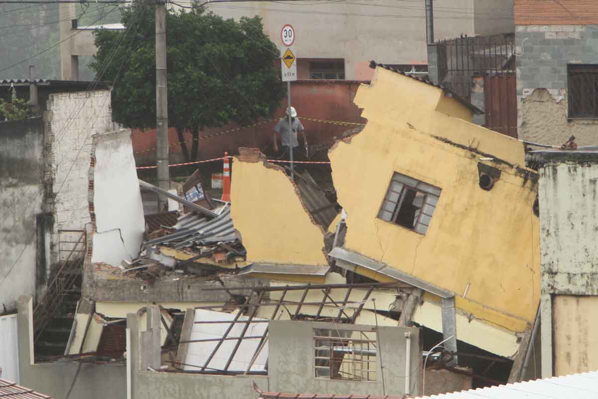 Casa desmorona no Caiçara - Edésio Ferreira/em/d.a press