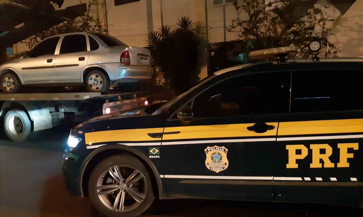 PRF persegue carro clonado e encontra R$ 30 mil em cosméticos furtados - Divulgação/PRF