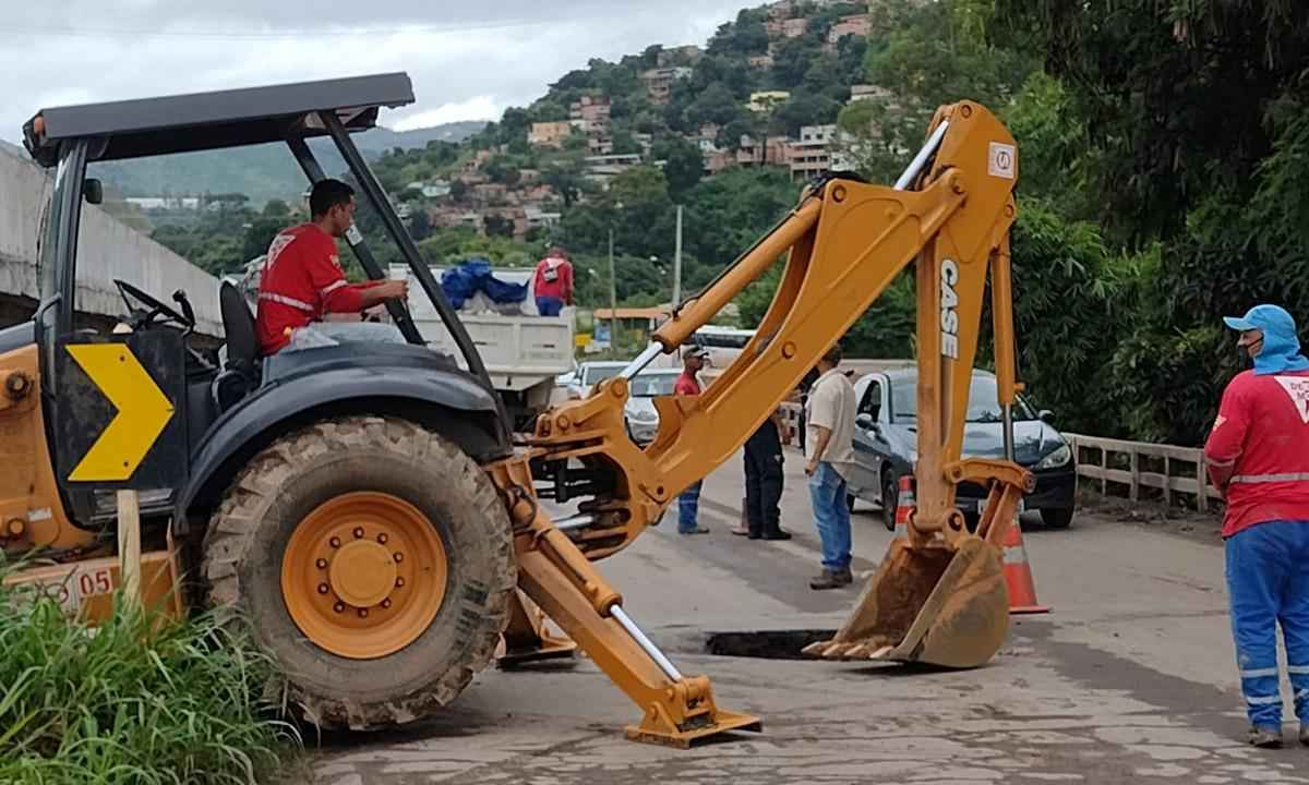Obras para tapar buraco em ponte deixam trânsito lento em Sabará - Edésio Ferreira/EM/DA Press