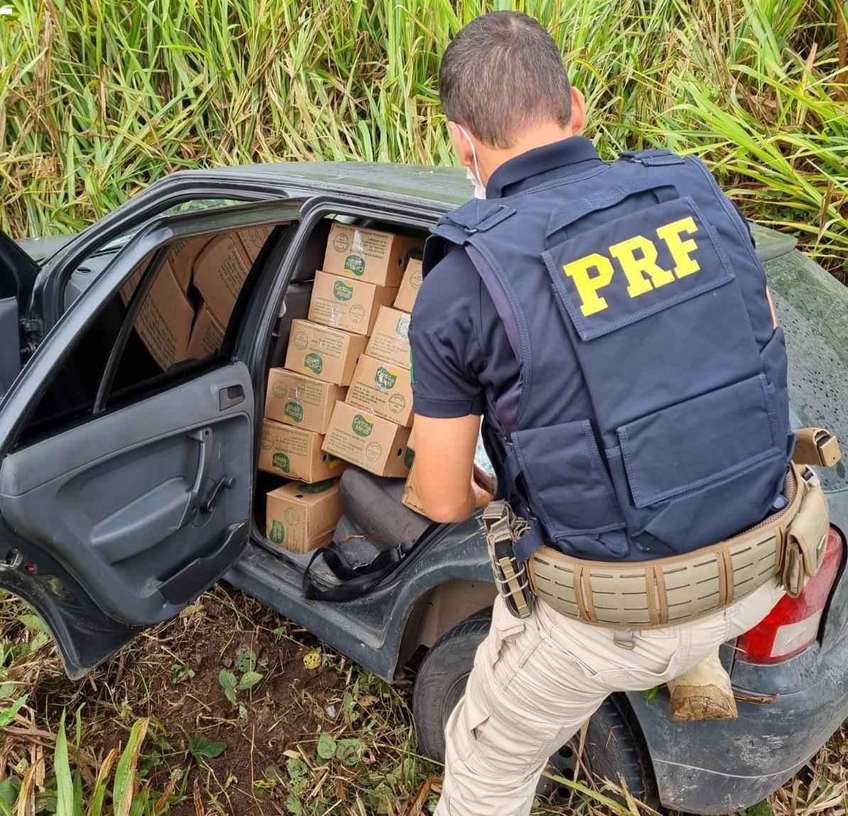 PRF recupera 81 caixas de queijo furtadas após carro se acidentar na BR-262 - PRF/Divulgação