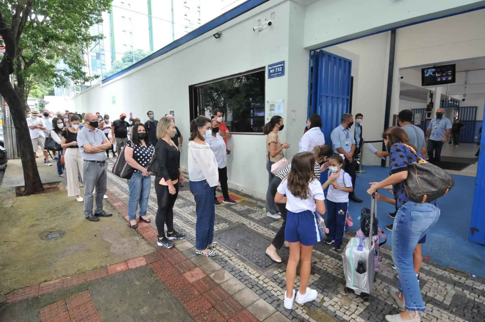 Crianças de 5 a 11 anos  voltam às aulas com rígido protocolo contra COVID - Gladyston Rodrigues/EM/D.A Press