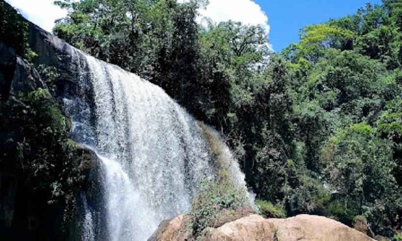 Transbordamento de pequeno reservatório deixa Bueno Brandão em alerta - Google.com