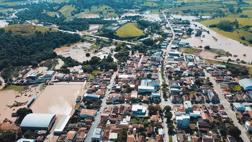 Rio transborda e enchente atinge cerca de 200 casas em Inconfidentes - Cesar Neves Fotografia