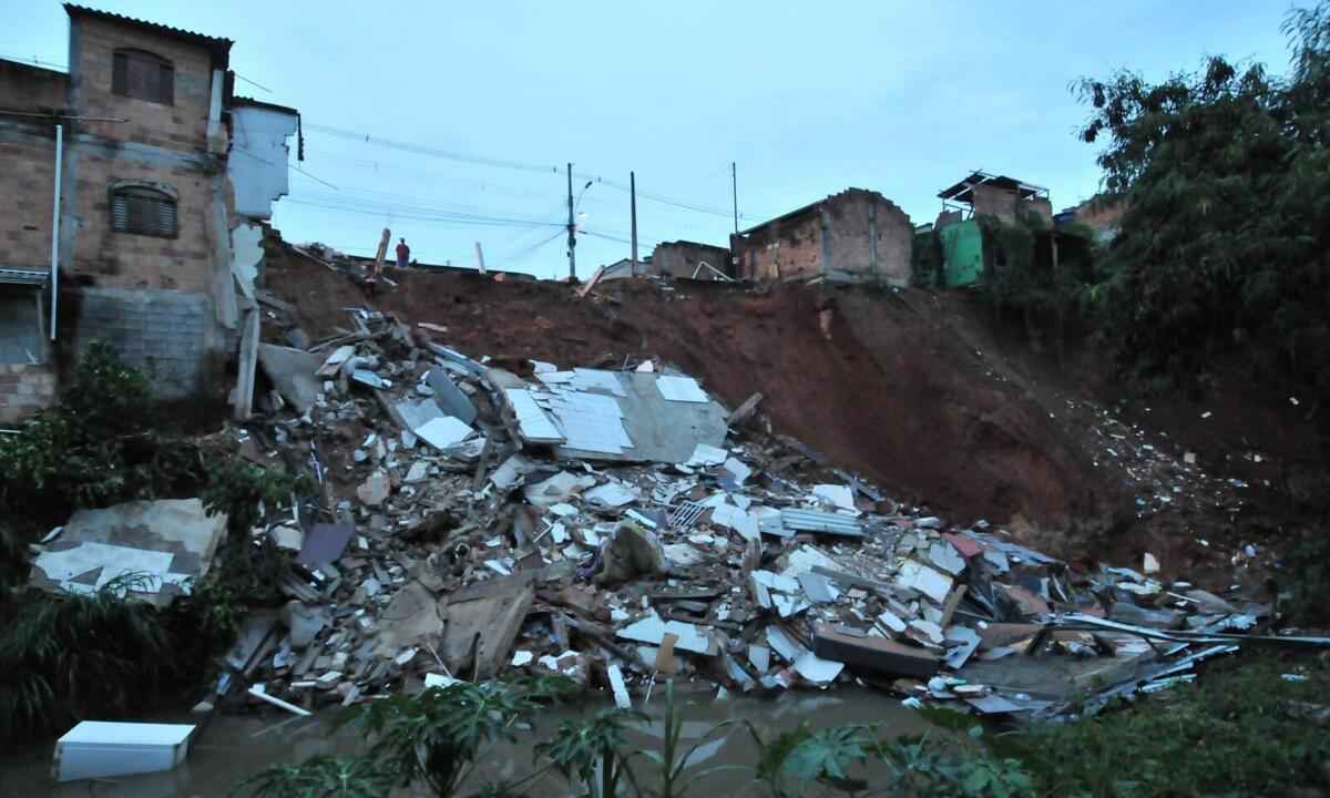 Casas levadas pelo deslizamento de terra em Santa Luzia -  (crédito: Marcos Vieira/EM/DA Press)