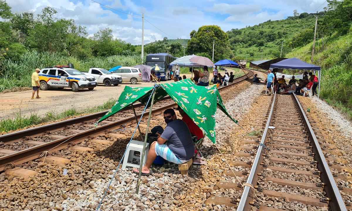 Manifestantes fecham ferrovia e circulação de trens para o ES é suspensa - Stephano Mattos/Divulgação