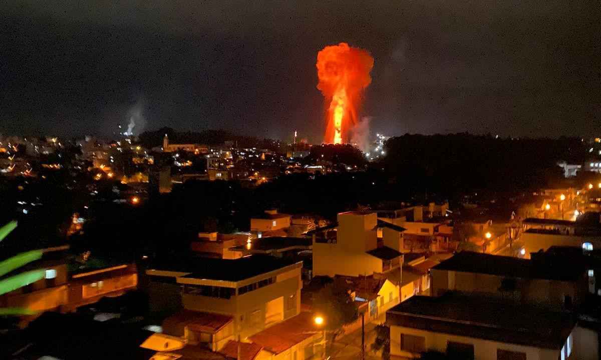 Bola de fogo em siderúrgica assusta moradores de Divinópolis - Reprodução Redes Sociais