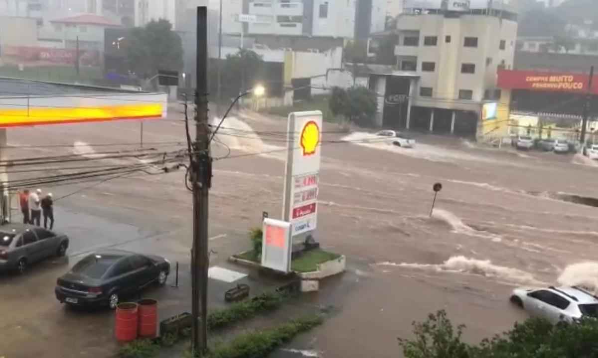 Uberlândia anuncia obras de R$ 30 milhões para evitar enchente em avenida - Reprodução/Redes sociais