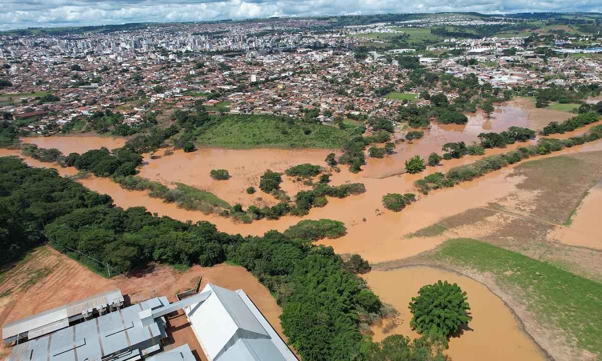 Rio Paranaíba volta a subir em Patos de Minas e 20 famílias deixam casas - Reprodução/Corpo de Bombeiros