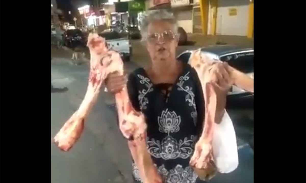 Idosa que xinga Bolsonaro em vídeo vive de doações e ajuda de um filho - Reprodução da internet/Twitter/AiltonFernandes