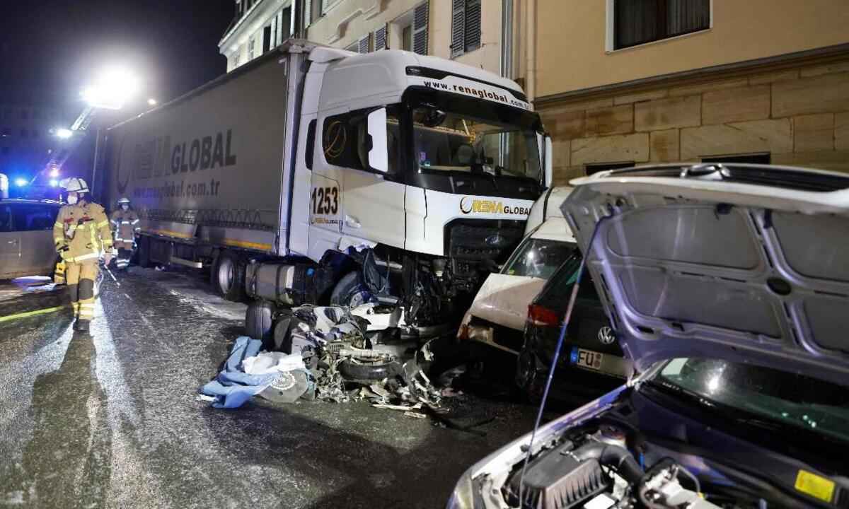 Motorista de caminhão embriagado destrói 31 carros e deixa feridos - OSSWALD / NEWS5 / AFP