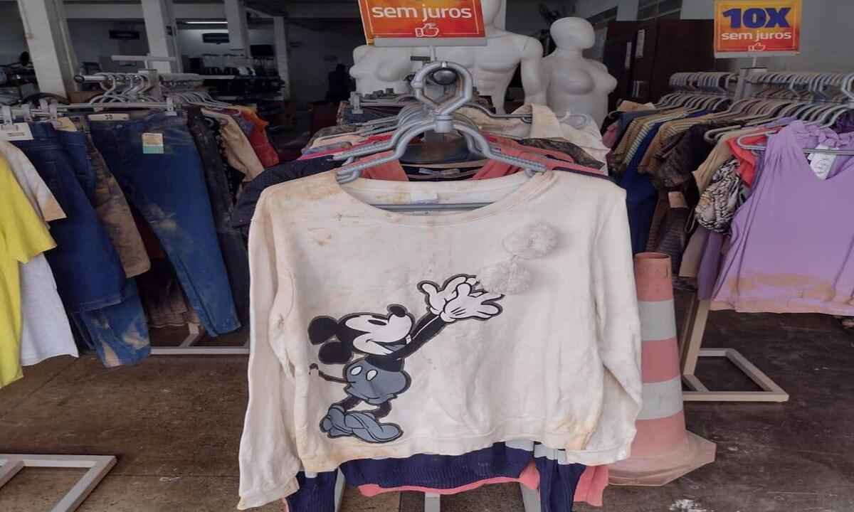 Brumadinho: roupas e sapatos sujos de lama são apreendidos em Loja Zema  - Reprodução/redes sociais 