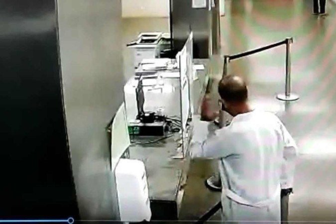 De jaleco branco, falso médico é preso por furtar hospitais; veja vídeo - PCDF/Divulgação