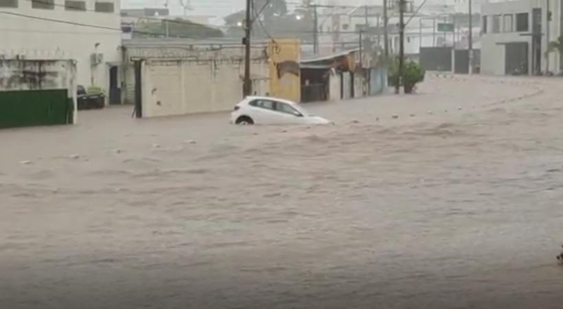 Chuva forte alaga avenidas e ruas da cidade de Passos; veja vídeo - Redes Sociais/Reprodução