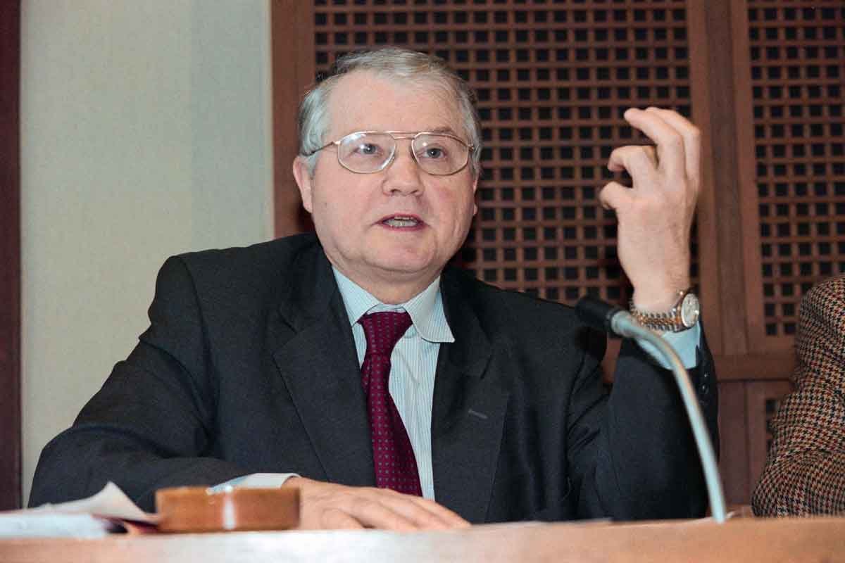 Morte à sombra da polêmica - PIERRE BOUSSEL/AFP - 12/2/97
