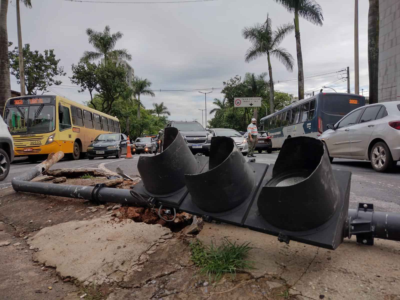 Carro capota e arranca semáforo em BH - Edésio Ferreira/EM/D.A.Press