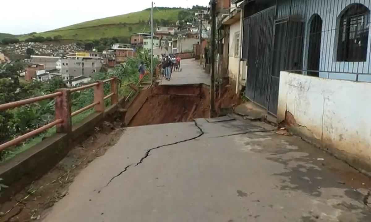 Barranco despenca em abismo e leva parte de uma rua, em Caratinga - Reprodução/Super Canal