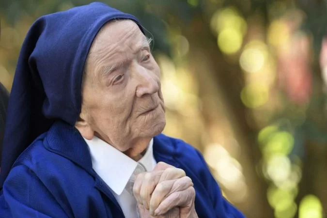 Com 118 anos, idosa sobreviveu à Gripe Espanhola e à covid-19 - - (crédito: Nicolas Tucat/AFP)