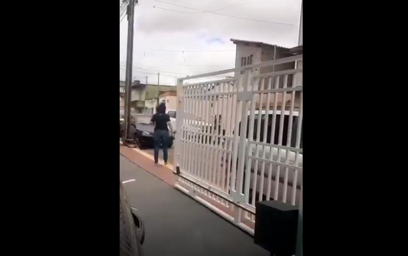 Homem atropela pai e filho em escola após briga em Alfenas; veja vídeo - Redes Sociais/Reprodução
