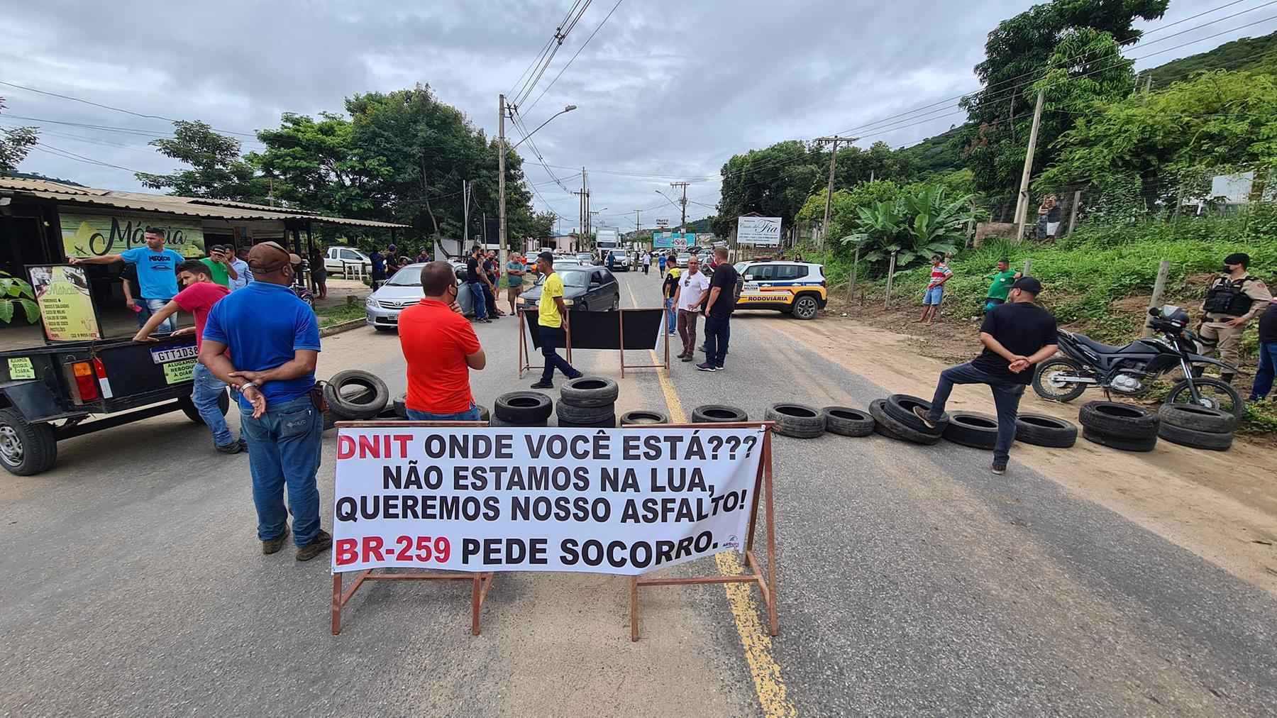 Por melhorias, manifestantes fecham trecho urbano da BR-259, em Aimorés - Stephano Mattos Divulgação