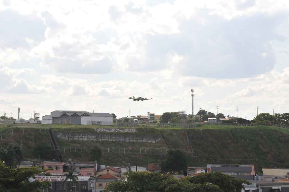 Prejuízo 'decola' e polêmica 'aterrissa' no Aeroporto Carlos Prates - Gladyston Rodrigues/EM/D.A Press