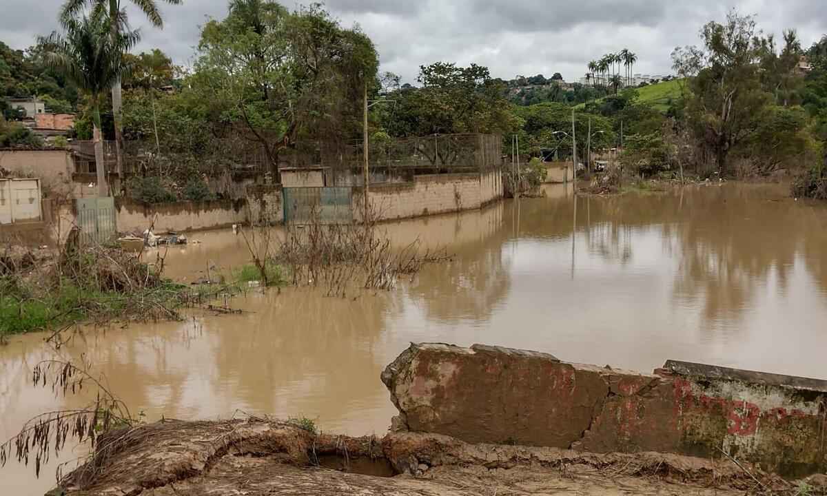 Famílias da Colônia Santa Isabel, em Betim, sofrem com as fortes chuvas  - Edésio Ferreira/EM/DA PRESS
