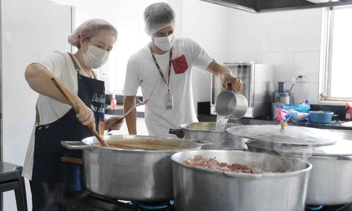 Iniciativa da Arquidiocese de BH chega a 12 mil refeições distribuídas - RAPHAEL CALIXTO/ARQUIDIOCESE DE BELO HORIZONTE/DIVULGAÇÃO