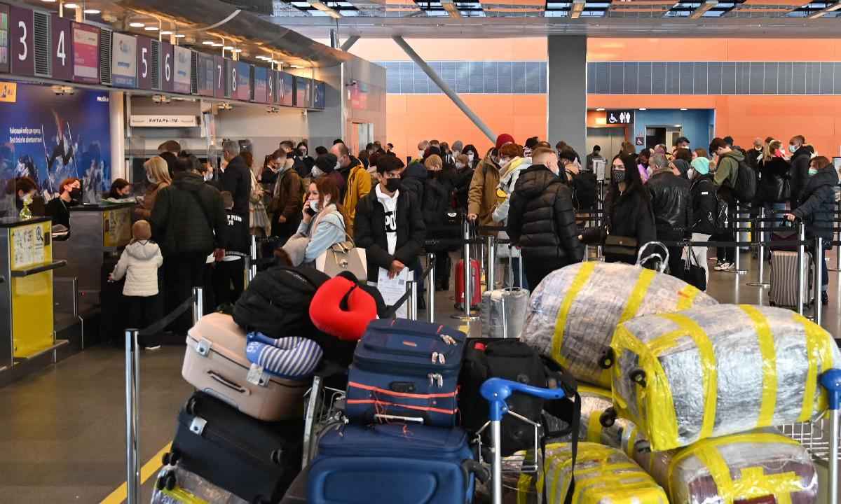 Passageiros entre o medo e ceticismo no aeroporto de Kiev - Sergei Supinsky/AFP