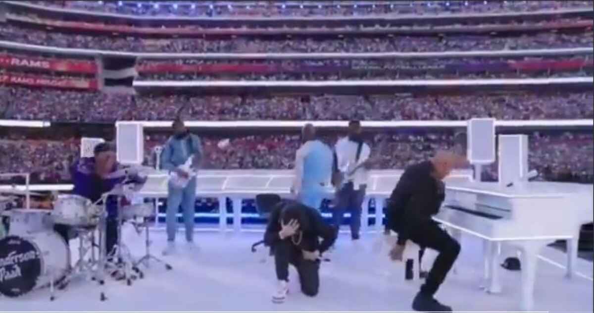 Eminem se ajoelha em protesto antirracista no intervalo do Super Bowl - Super Bowl - Reprodução
