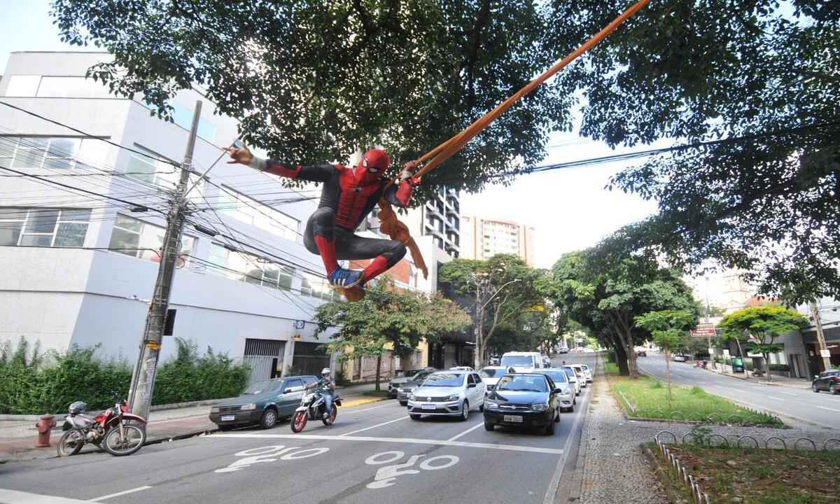 Vídeo: 'Homem-Aranha' é flagrado fazendo acrobacias em árvore da Savassi - Alexandre Guzanshe/ EM/ D.A Press