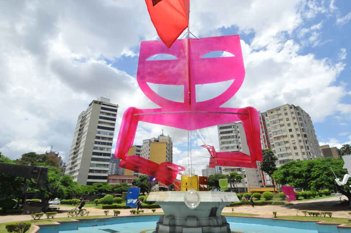 Arte dialoga com cena urbana da Praça Raul Soares - Gladyston Rodrigues/EM/D.A Press