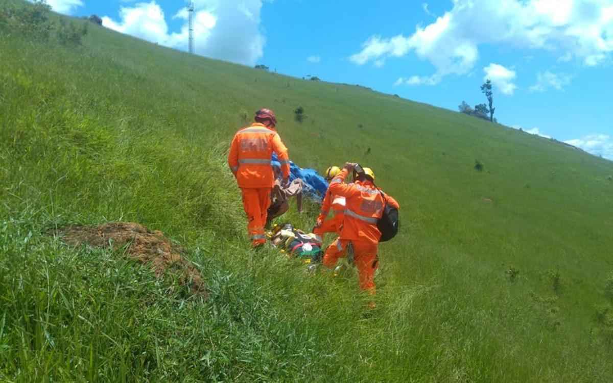Pedido de casamento durante voo de paraglider vira acidente no Sul de Minas - CBMMG/divulgação