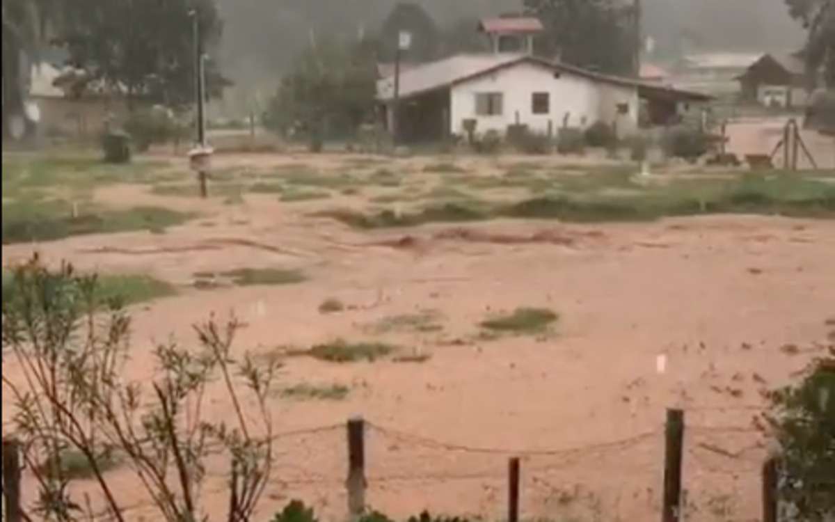 Chuva: tromba d'água deixa estragos em Sapucaí-Mirim, no Sul de Minas - Reprodução vídeo