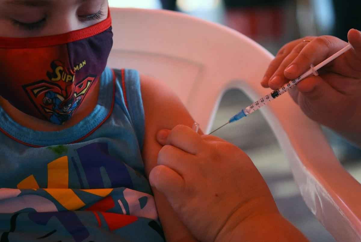 COVID: Minas vacinou até agora 30% das crianças de 5 a 11 anos com 1ª dose - NORBERTO DUARTE/AFP