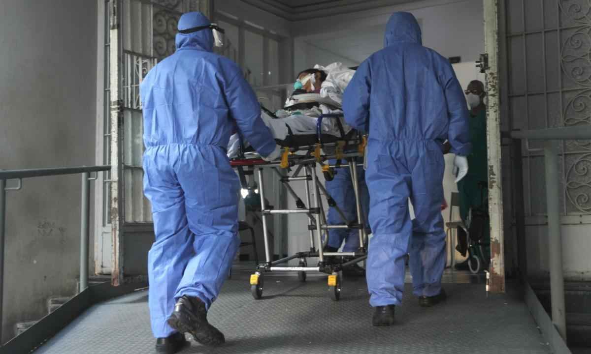 COVID-19: ocupação de UTI está no vermelho, mas transmissão em BH cai - Jair Amaral/EM/D.A Press