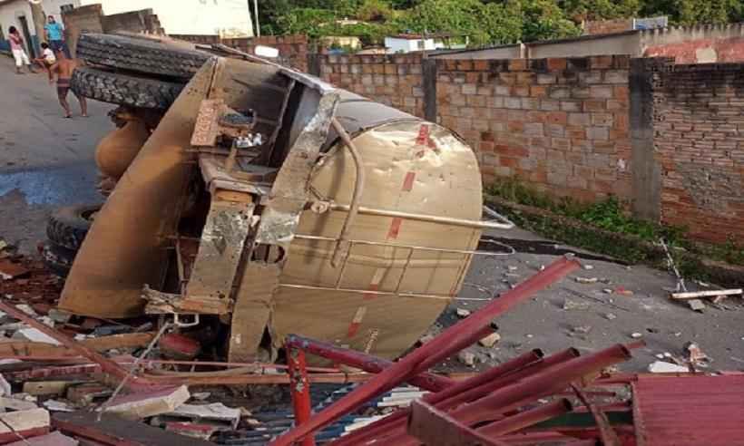 Criança escapa da morte após caminhão desgovernado descer ladeira em Minas - Redes sociais