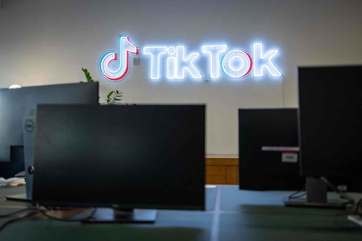 Aplicativo TikTok impulsiona venda de livros nos Estados Unidos e no Brasil - Tolga Akmen/AFP