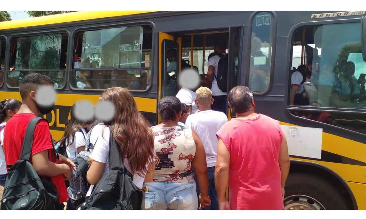 Vídeo: crianças são transportadas em escadas de ônibus escolar - Reprodução de vídeo