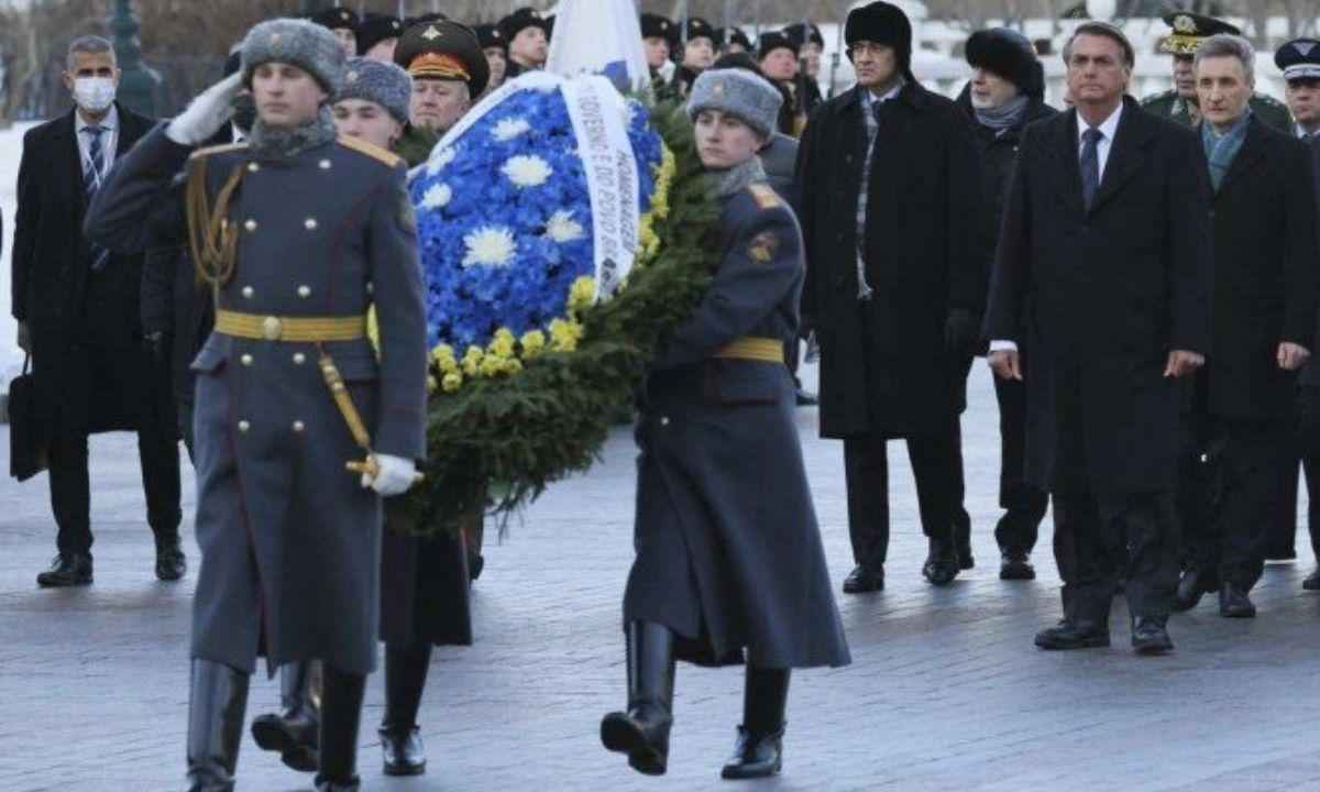 Bolsonaro visita túmulo do soldado símbolo da União Soviética, na Rússia - MAXIM SHEMETOV / POOL / AFP