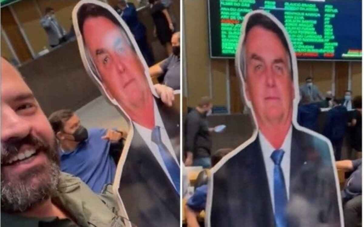 Vereador de SP leva Bolsonaro de papelão para plenário e discute com petistas - Reprodução/Twitter