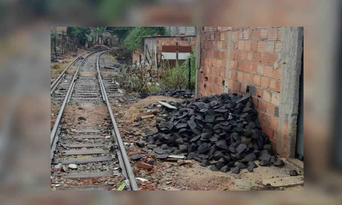 Crianças são aliciadas para parar trens em Contagem em furto de ferro gusa - Polícia Civil/Divulgação
