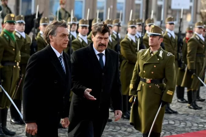 Bolsonaro desembarca na Hungria e vai se reunir com premiê - Attila KISBENEDEK / AFP