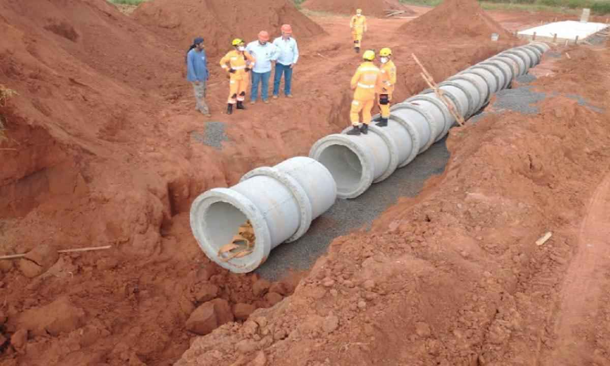 Trabalhador escapa da morte após ser soterrado até o pescoço em Minas - Corpo de Bombeiros/Divulgação