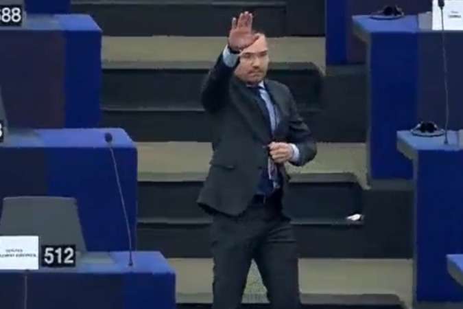Deputado faz saudação nazista em plenário do Parlamento Europeu; veja - Reprodução/Twitter