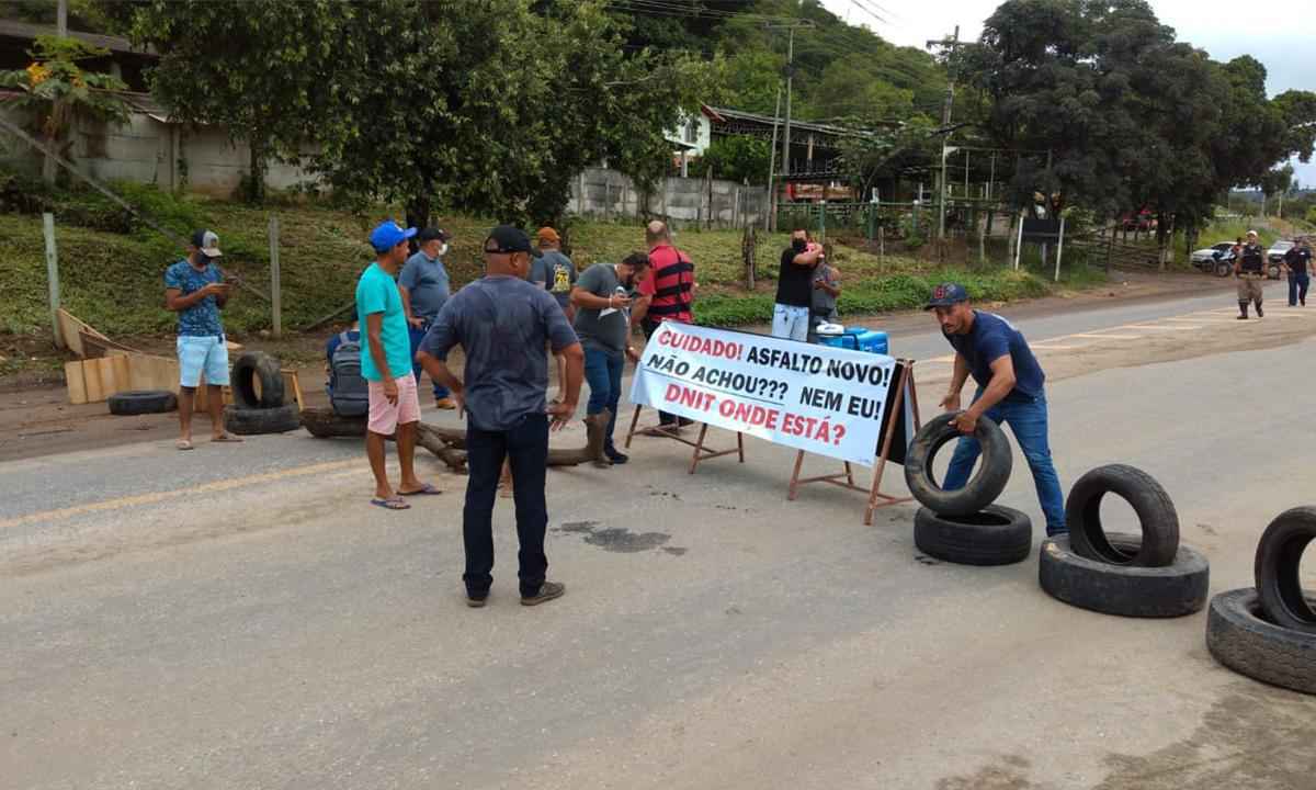 Manifestantes fecham BR-259, em Aimorés, pedindo melhorias na rodovia - Fabrício Ferreira Divulgação