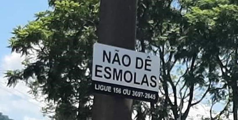 Prefeitura de Poços avalia retirada de placas de 'não dê esmolas' das ruas - foto: Redes Sociais/Reprodução