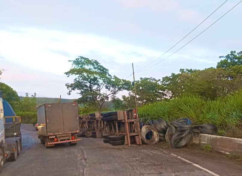 Carreta tomba e espalha bobinas na BR-381, em Sabará - Reprodução/Redes Sociais